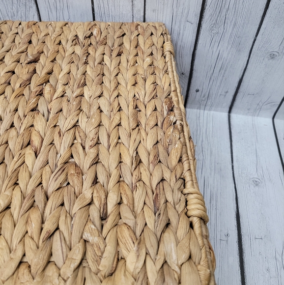 Natural Hyacinth Basket with Lid and Wooden Handle - Picture 6 of 9